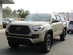 A 2020 Toyota Tacoma DOUBLE CAB