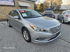 A 2015 Hyundai Sonata SE