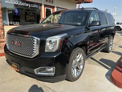 A 2017 GMC Yukon Xl DENALI